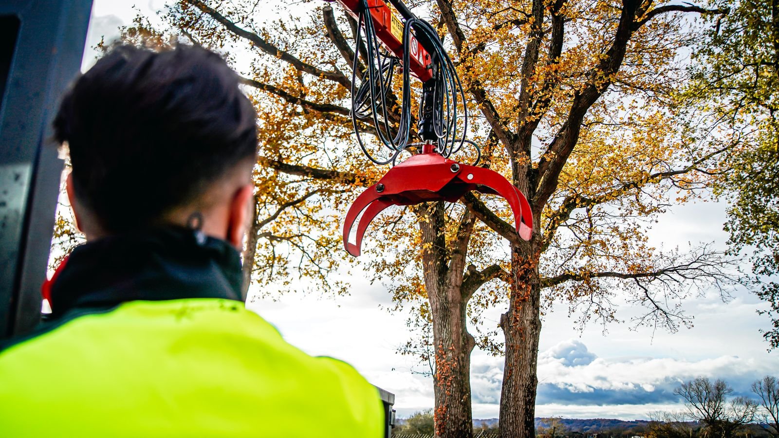 Nettoyage du chantier après élagage ou abattage d'un arbre avec Bryan Laffont grâce à une grue avec grapin